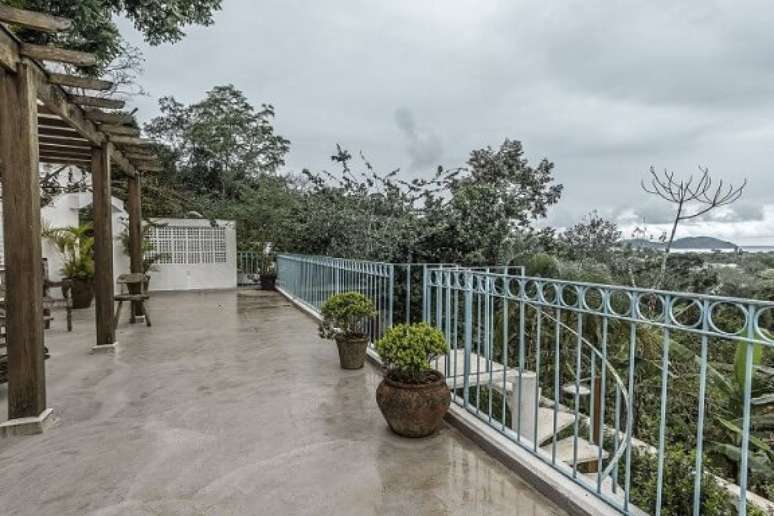 55. Varanda decorada com pergolado r&uacute;stico &ndash; Foto: Paulo de Camargo