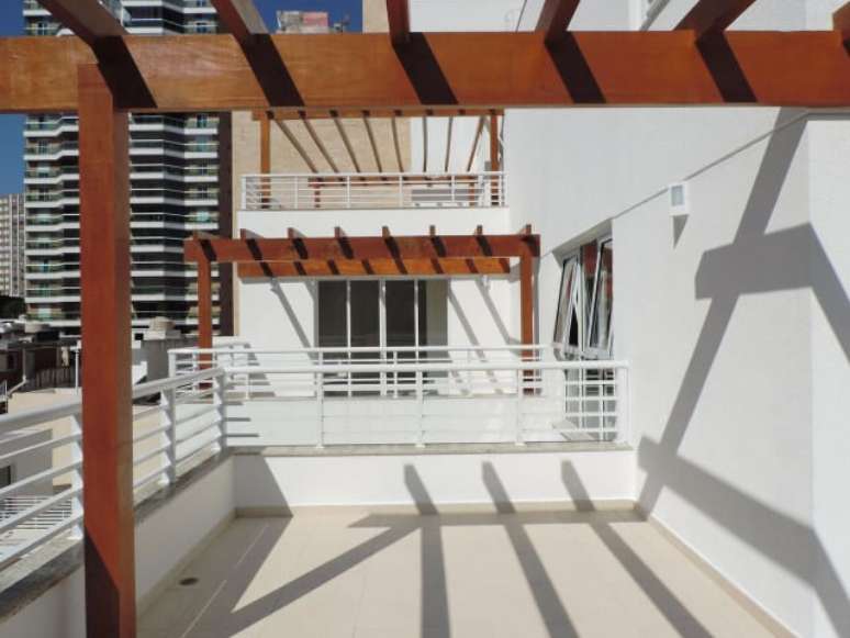 54. &Aacute;reas comerciais tamb&eacute;m podem utilizar o pergolado em seu projeto &ndash; Foto: Ilha Arquitetura