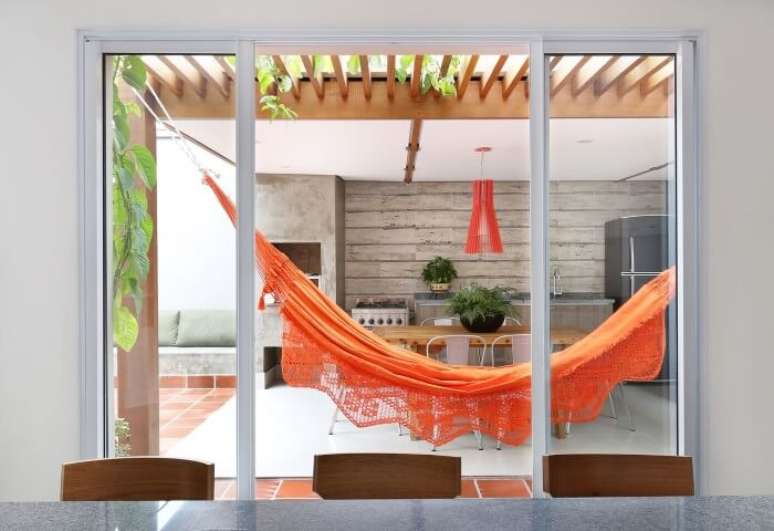 62. Decora&ccedil;&atilde;o para varanda com pergolado de madeira e rede laranja &ndash; Foto: Antonio Armando de Araujo