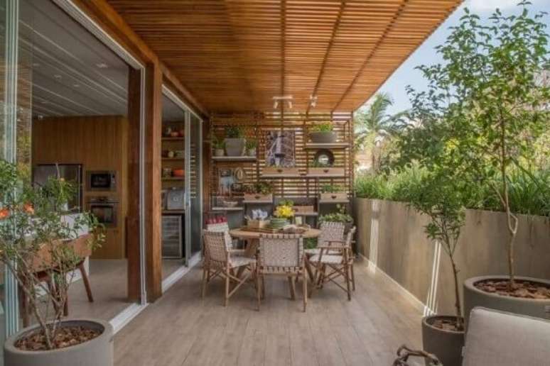 56. Varanda decora&ccedil;&atilde;o com pergolado de madeira e treli&ccedil;a de plantas &ndash; Foto: Casa Cor Franca 17