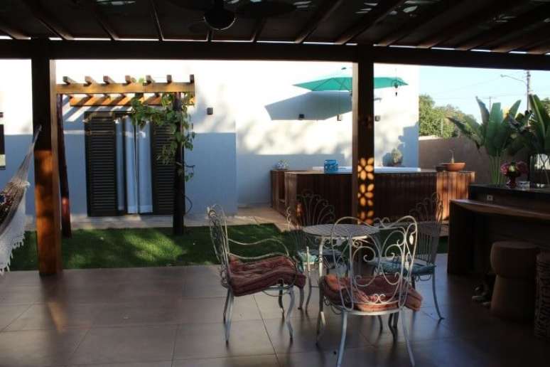 61. Varanda com pergolado de madeira e churrasqueira &ndash; Foto: Bianca Monteiro