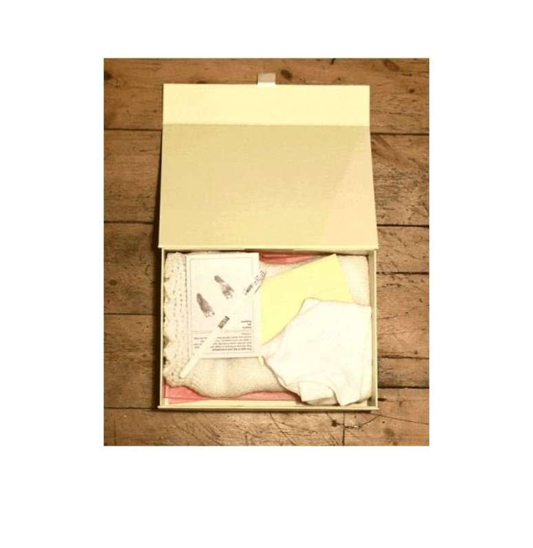 Una caja con pertenencias de la beb&eacute;