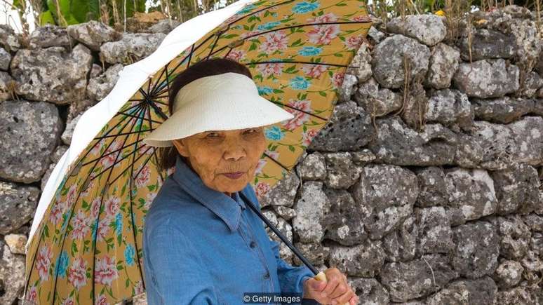 As pessoas de Okinawa continuam ativas e independentes nos seus 90 anos de idade e têm uma tendência menor a desenvolver doenças ligadas ao envelhecimento