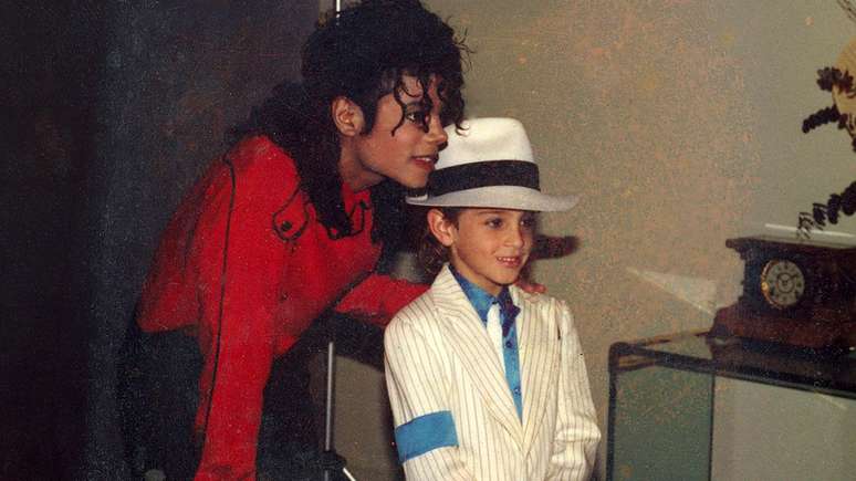 No documentário 'Leaving Neverland', Robson (na foto com Michael Jackson) conta que começou a sofrer abusos feitos aos sete anos