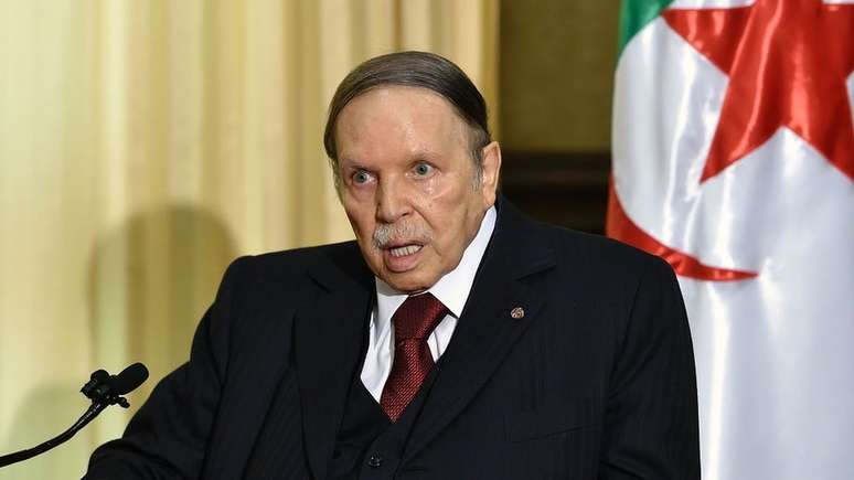 O 'morto-vivo' e 'a moldura' são alguns dos apelidos atribuídos a Abdelaziz Bouteflika. O presidente da Argélia está recluso há seis anos, mas tenta obter um quinto mandato consecutivo