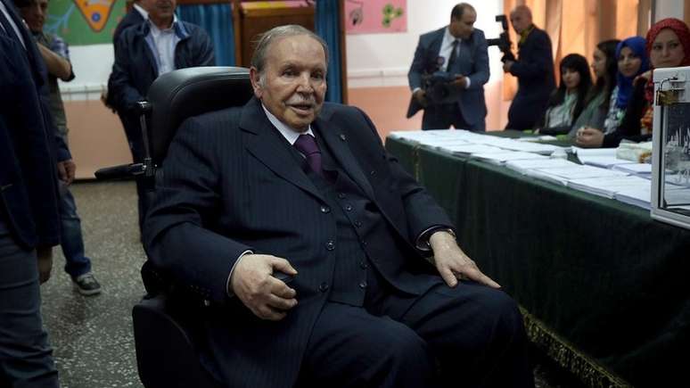 Bouteflika não compareceu nem ao lançamento da própria candidatura e precisou de ajuda para votar na eleição parlamentar de 2017