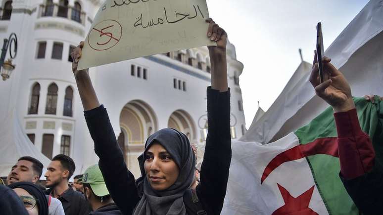Grande parte da população da Argélia é de jovens. A média de idade é de 27 anos