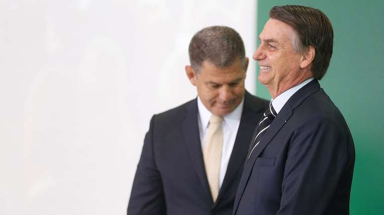 Gustavo Bebianno (ao fundo) foi demitido da Secretaria-Geral de Governo após série e de reportagens sobre uso de laranjas pelo PSL na eleição de 2018, quando presidiu o partido