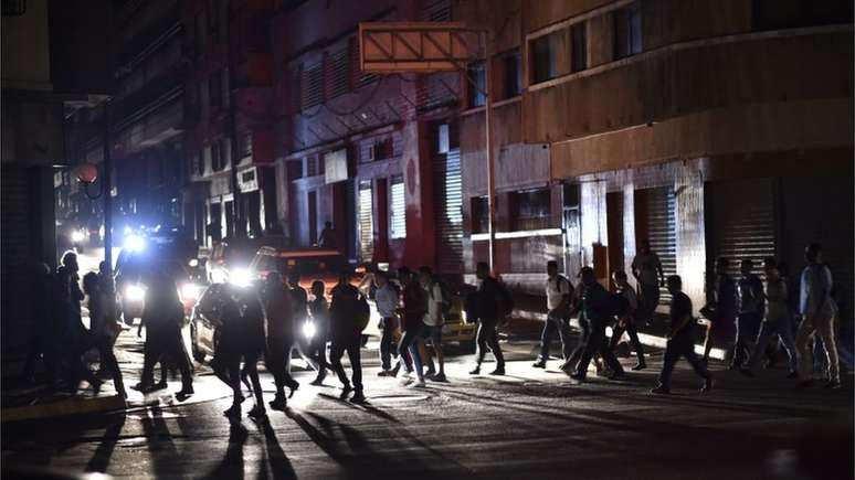 Queda de energia afeta transporte p&uacute;blico e obriga habitantes de Caracas a seguirem seus trajetos andando