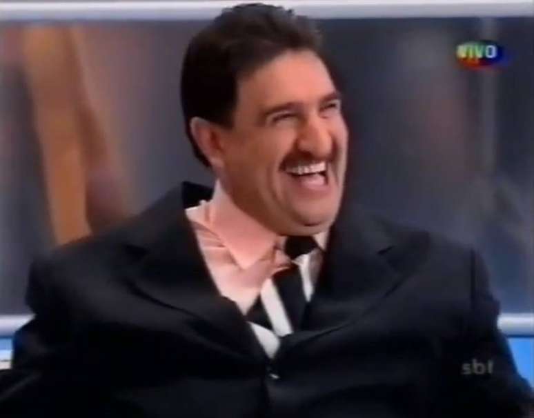 O apresentador Ratinho d&aacute; risada durante momento do programa 'Hebe', em 2004.