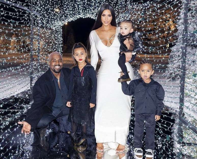 Kim Kardashian e Kanye West com os filhoa North, de cinco anos, Saint, de três anos, e Chigaco, de um ano.