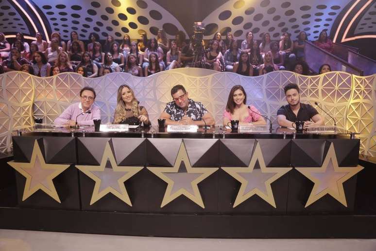 Moacyr Franco, Luana Monalisa, Evandro Santo, Flavia Pavanelli e Caio Mesquita, os jurados do 'Shadow Brasil' do 'Programa Raul Gil'.