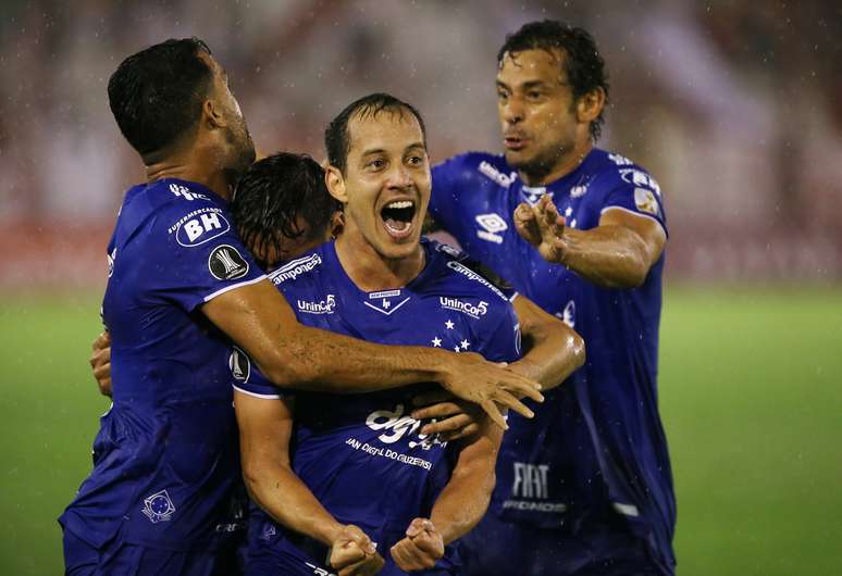 Rodriguinho comemora o gol do Cruzeiro na Libertadores