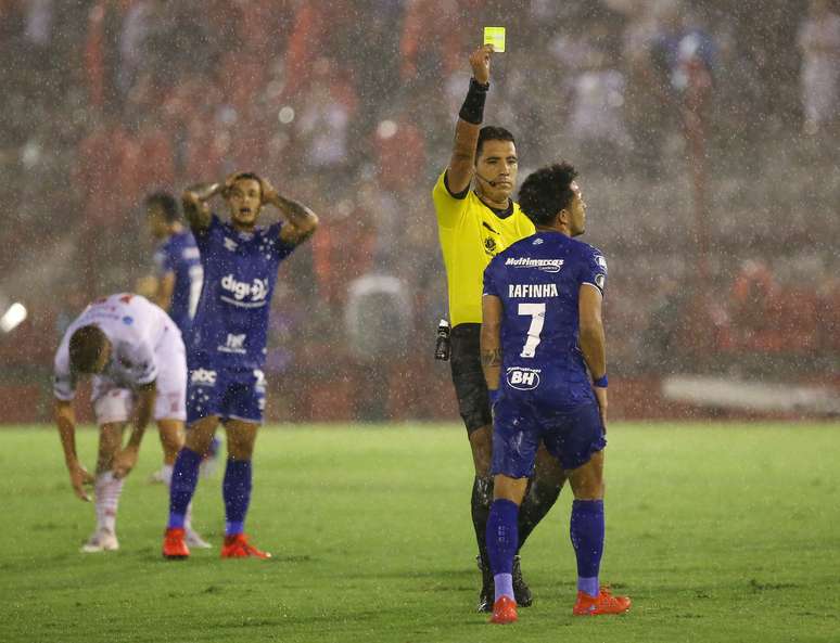 Rafinha leva cart&atilde;o amarelo