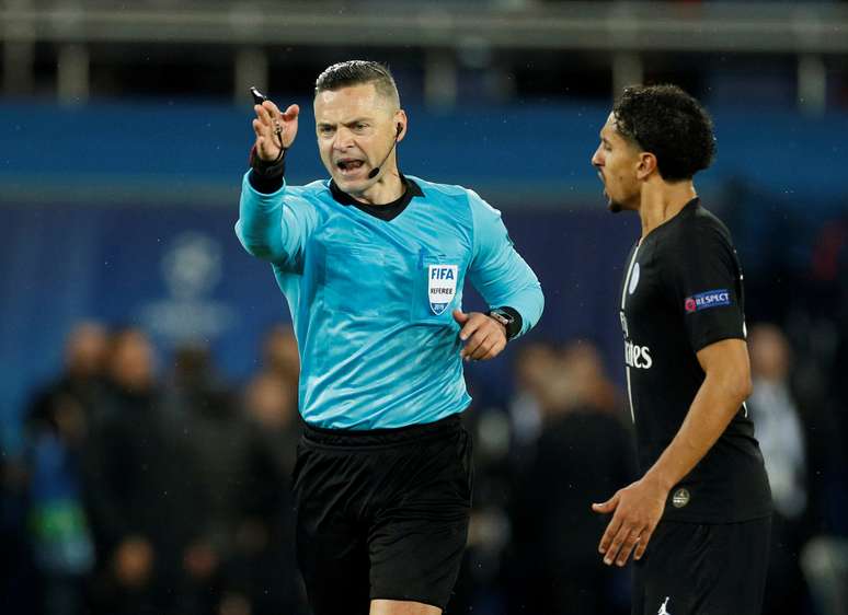 &Aacute;rbitro marca p&ecirc;nalti em jogo PSG x Manchester United ap&oacute;s revis&atilde;o pelo VAR
06/03/2019
Action Images via Reuters/John Sibley