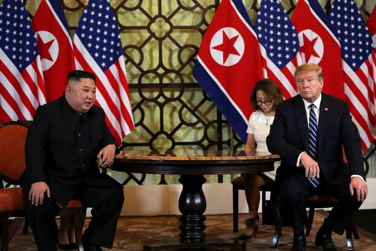 Líder da Coreia do Norte, Kim Jong Un, e o presidente dos EUA, Donald Trump, conversam durante cúpula em Hanói
28/02/2019
REUTERS/Leah Millis