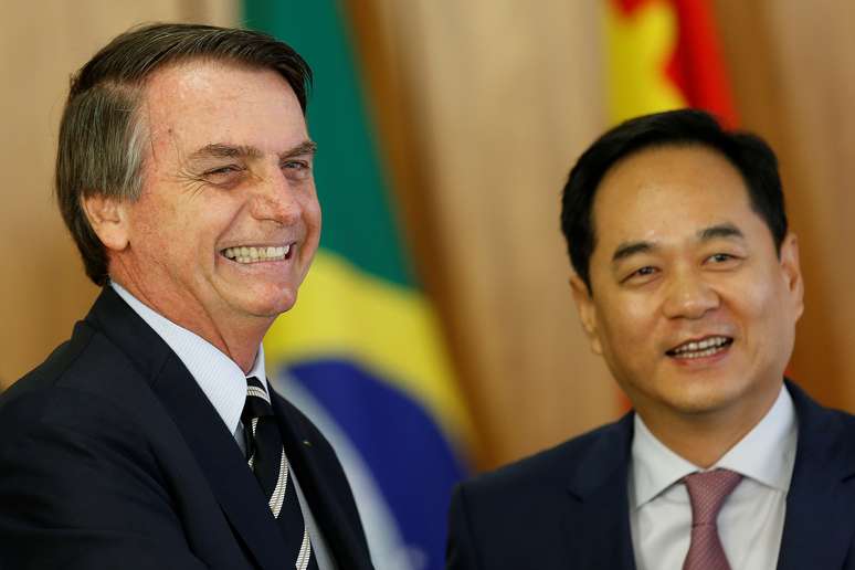 Presidente Jair Bolsonaro conversa com embaixador chin&ecirc;s Yang Wanming
08/03/2019
REUTERS/Adriano Machado