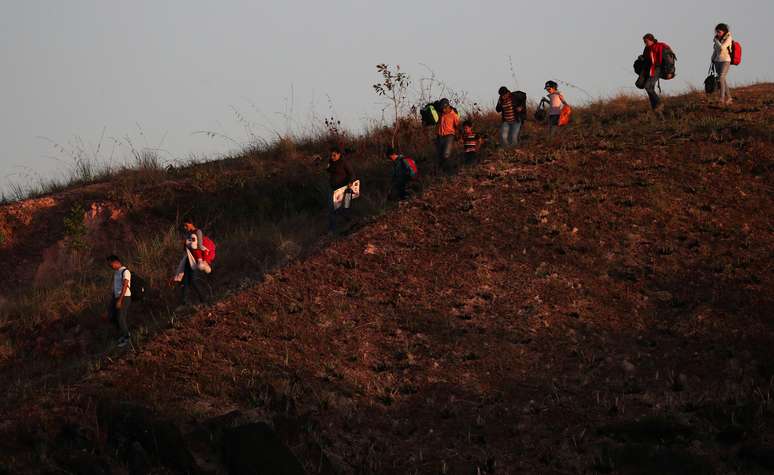 Venezuelanos atravessam trilha em fronteira da Venezuela com o Brasil em Pacaraima
27/02/2019
REUTERS/Ricardo Moraes