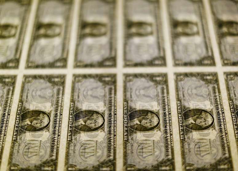 Impressão de cédulas de dólares, em Washington. 14/11/2014, REUTERS/Gary Cameron/Files 
