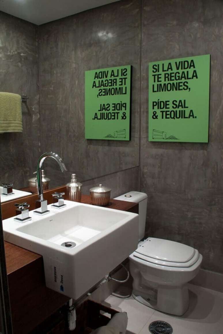 20. Decoração moderna com cuba para lavabo com parede de cimento queimado e bancada de madeira – Foto: Ana Yoshida