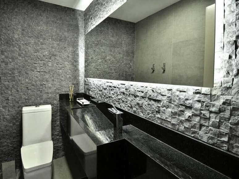 24. Decoração moderna com cuba para lavabo cinza decorado com LED atrás do espelho e revestimento 3D – Foto: Maira Schaffer