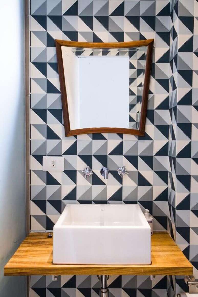 25. Cuba para lavabo pequeno com bancada de madeira e espelho quadrado – Foto: Arquitetura Paralela