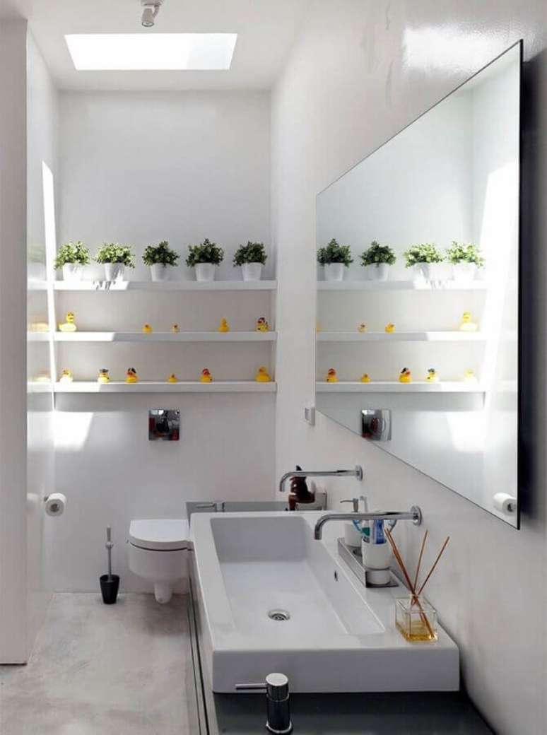 32. Cuba para lavabo pequeno todo branco decorado com vasinhos de plantas e patinhos amarelos – Foto: Archilovers