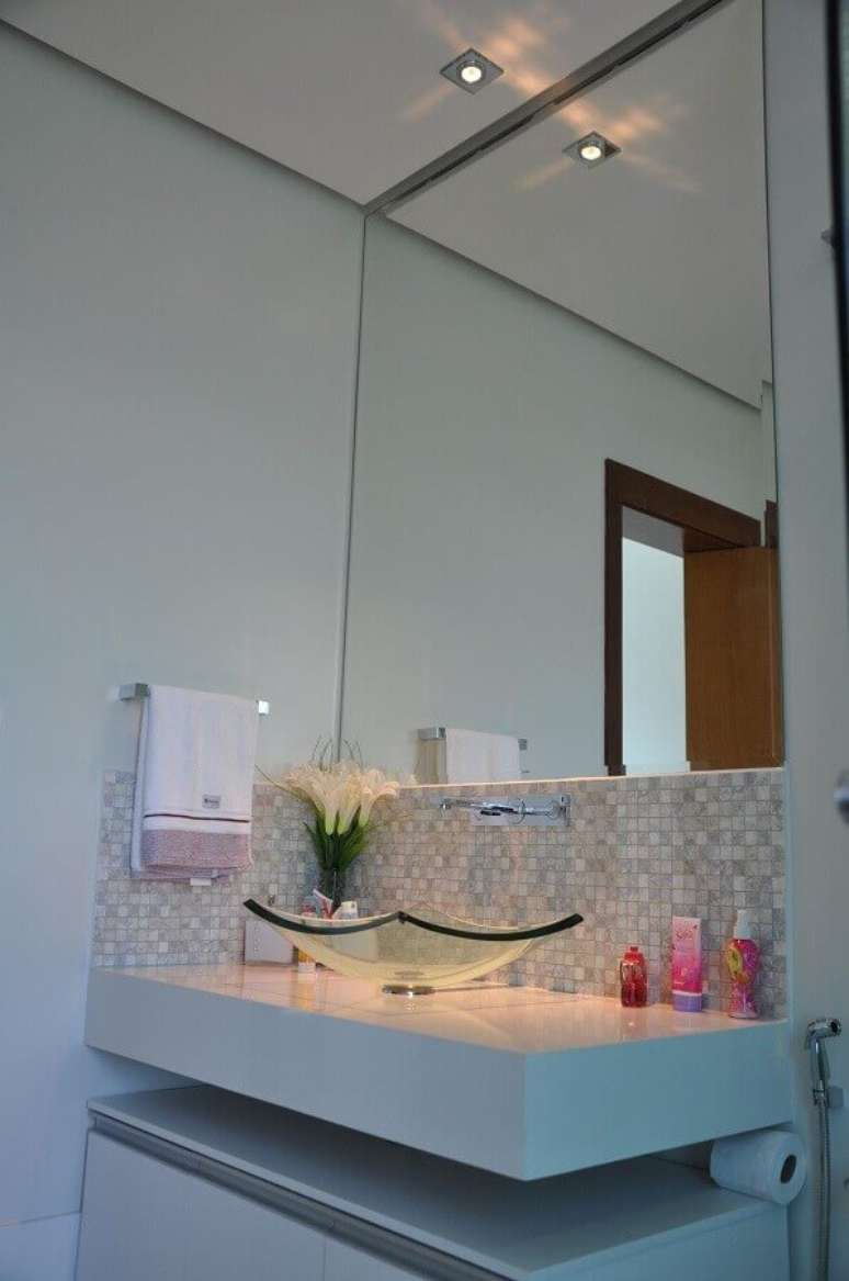36. Modelo de cuba pequena para lavabo com decoração simples – Foto: Cláudia Breias