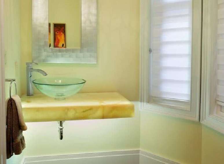 37. A cuba de vidro para lavabo é perfeita para uma decoração com estilo mais leve e clean – Foto: Evde Mimar