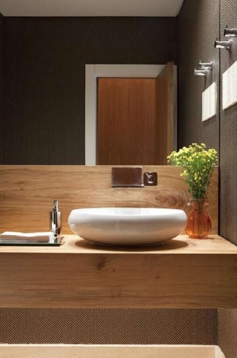 45. Decoração com cuba para lavabo com bancada de madeira – Foto: Messa Penna Arquitetura e interiores