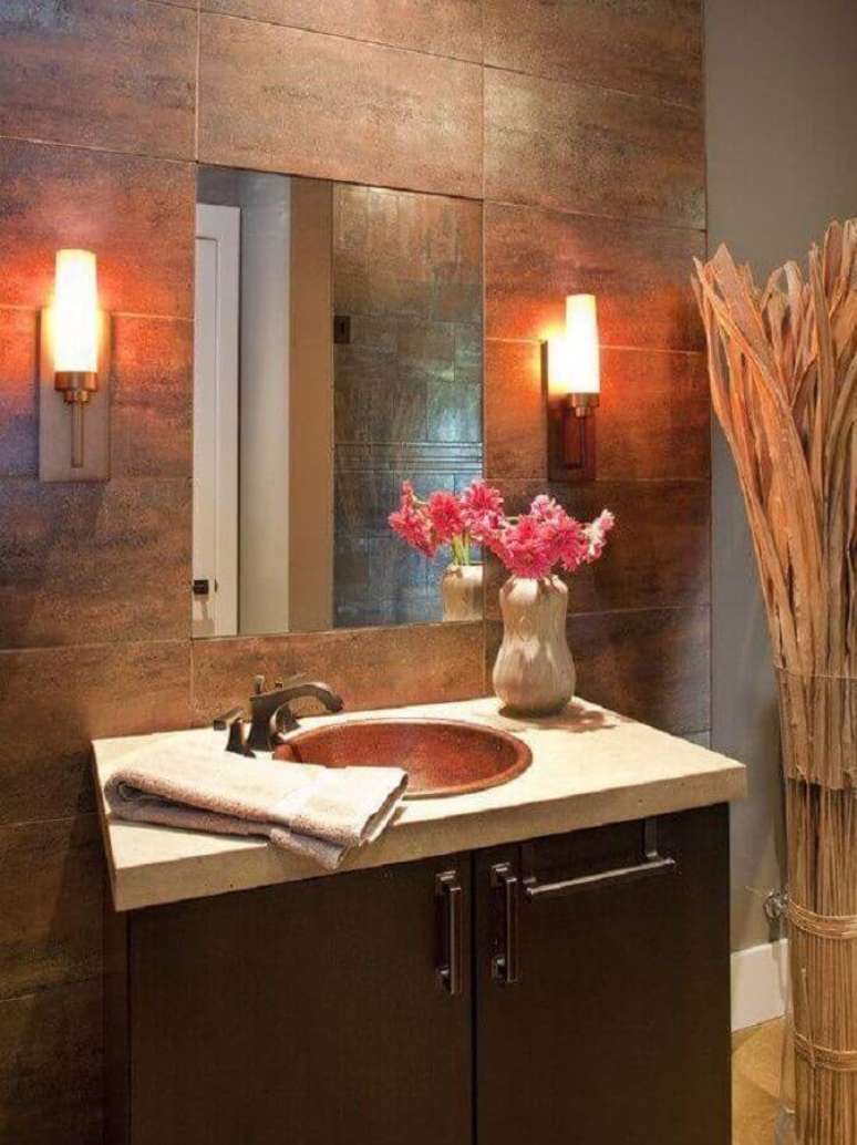 55. Decoração com armário para lavabo com cuba de bronze – Foto: New Urban Home Builders