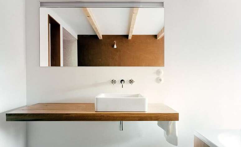 58. Decoração simples com cuba pequena para lavabo com bancada de madeira – Foto: Wood Save