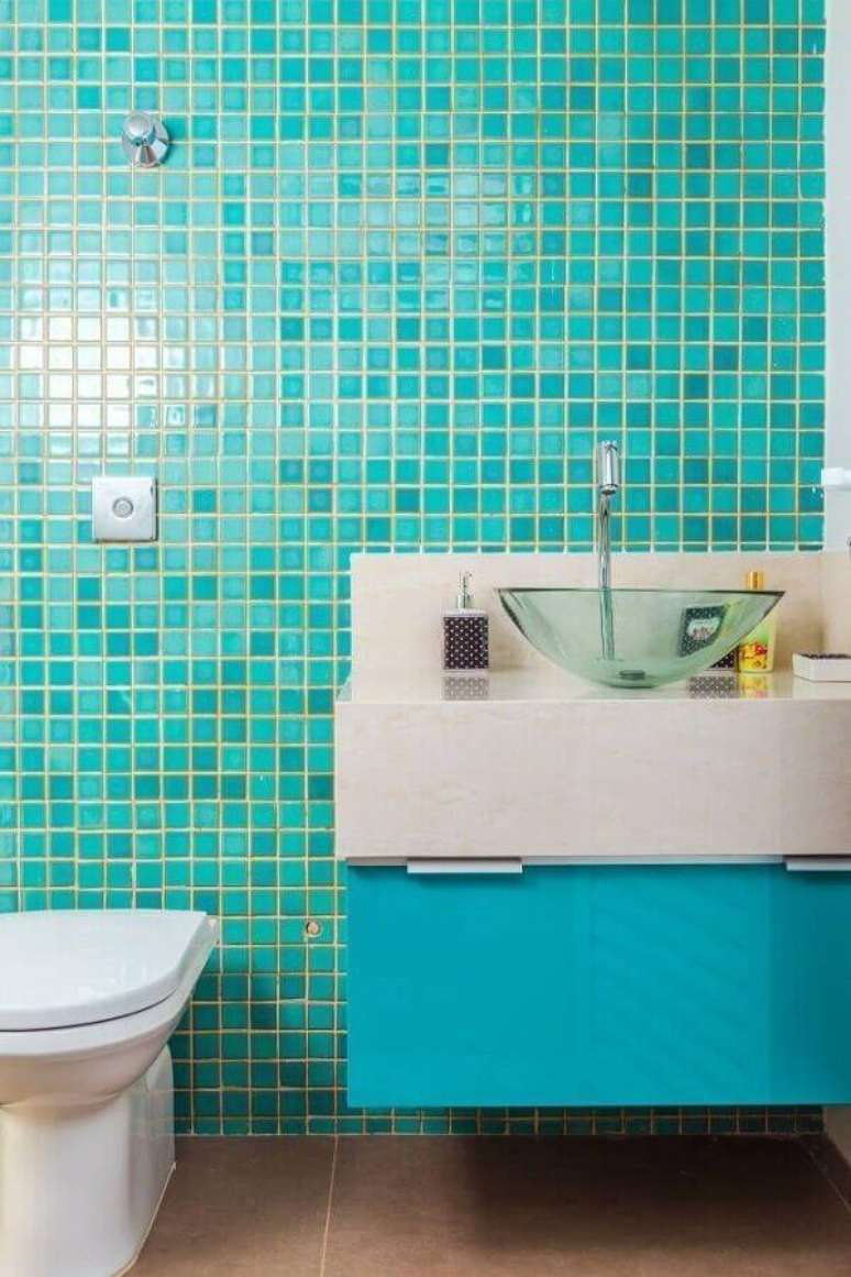 59. Decoração simples com revestimento azul e cuba de vidro para lavabo – Foto: Adriana Mello Arquitetura