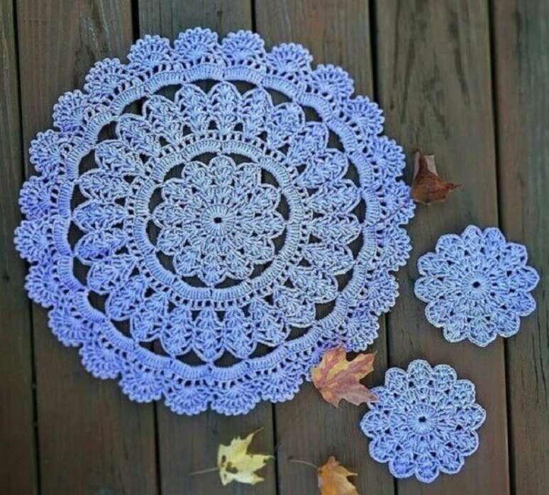 43- O sousplat de croch&ecirc; pode formar jogos com porta copos de croch&ecirc; utilizando os mesmo pontos. Fonte: De frente para o Mar