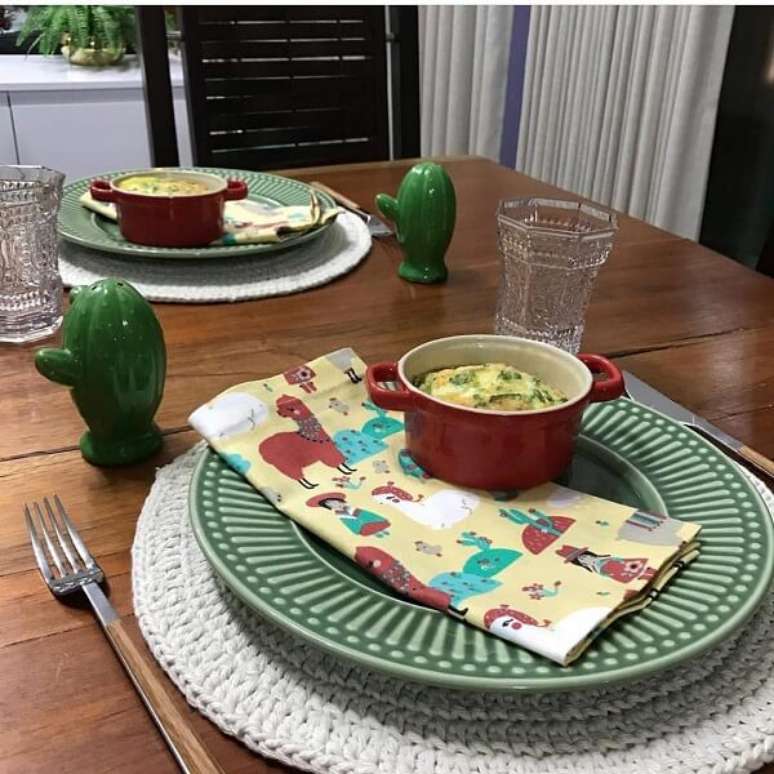 63- O sousplat de croch&ecirc; com barbante tem a espessura mais grossa e protege a mesa das altas temperaturas dos pratos. Fonte: Pinterest