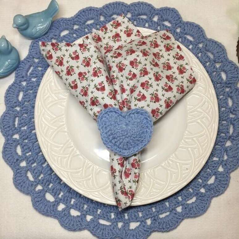 49- O anel para guardanapo de croch&ecirc; foi executado com a mesma linha do sousplat de croch&ecirc;. Fonte: Pinterest