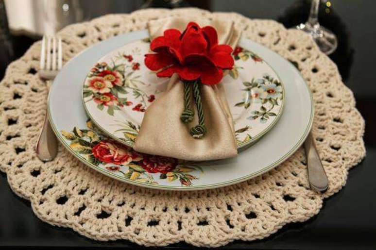 8. As cores neutras s&atilde;o ideais para variar na decora&ccedil;&atilde;o da mesa de jantar.