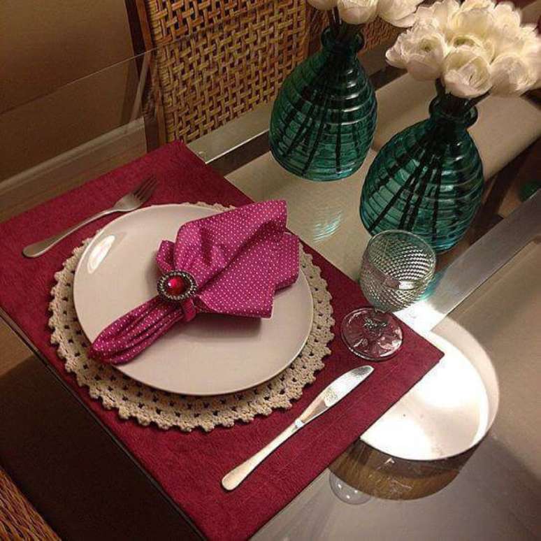 10. O tom s&oacute;brio do sousplat de croch&ecirc; permite combina&ccedil;&otilde;es variadas, como os tons de vinho.