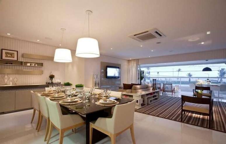 11. O projeto da SQ Arquitetos Associados traz uma refinada mesa de jantar com sousplat de croch&ecirc;.