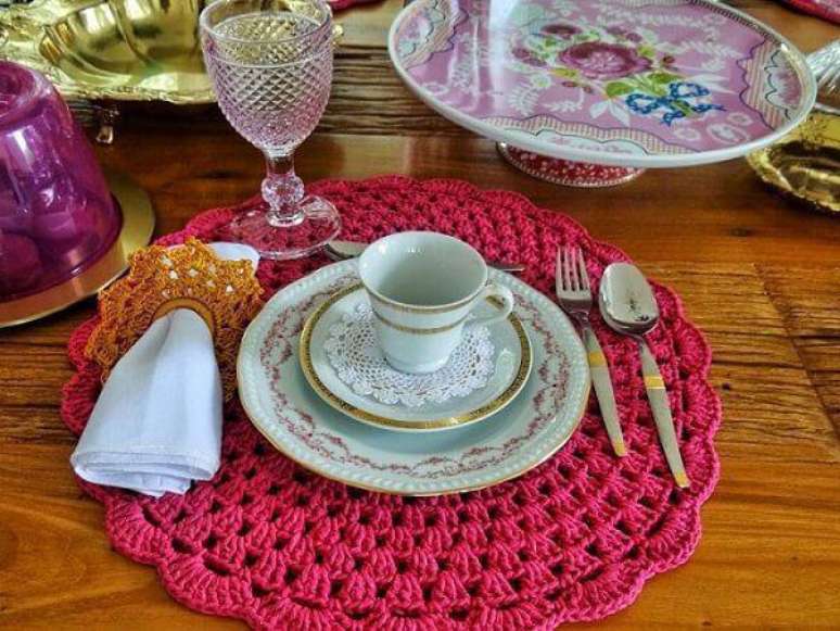16. Uma mesa colorida e com detalhes em croch&ecirc; pode ser o diferencial que voc&ecirc; procura para sua casa.
