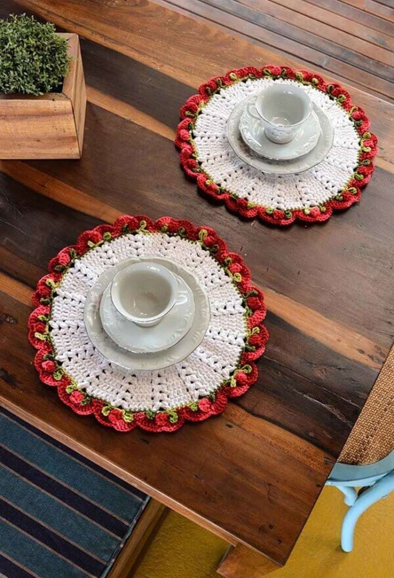 51- O sousplat de croch&ecirc; branco tem a barra tecida em linha vermelha e verde mesclada.Fonte: IdeasDecor