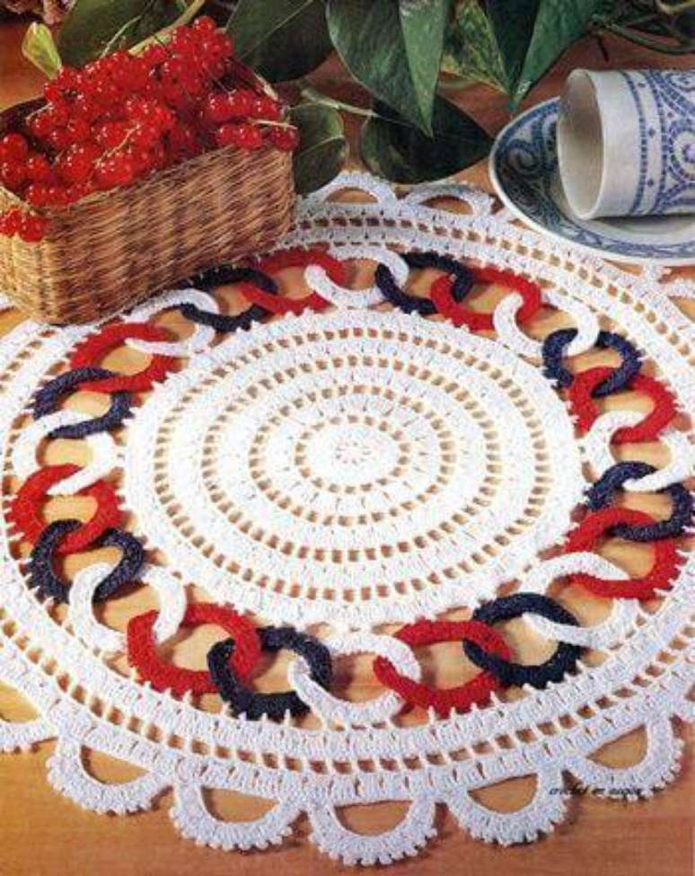 19. O sousplat de croch&ecirc; pode ter desenhos que deixam a decora&ccedil;&atilde;o diferente.