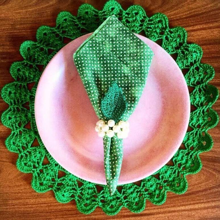 50- O sousplat de croch&ecirc; com linha verde contrasta com o prato cor de rosa. Fonte: Pinterest