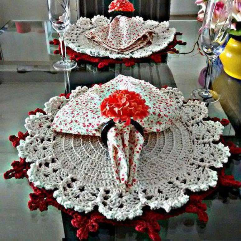 23. O sousplat de croch&ecirc; duplo garante ainda mais charme para o arranjo da mesa.