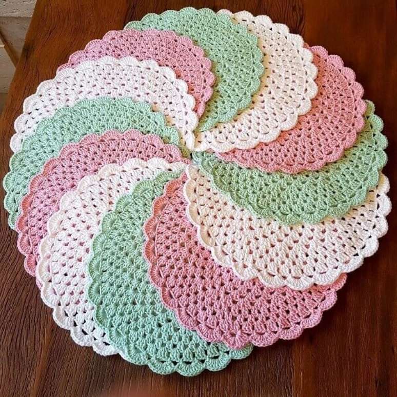 52- Os sousplats de croch&ecirc; em tons pasteis permitem decorar diversos estilos de mesa. Fonte:Pinterest