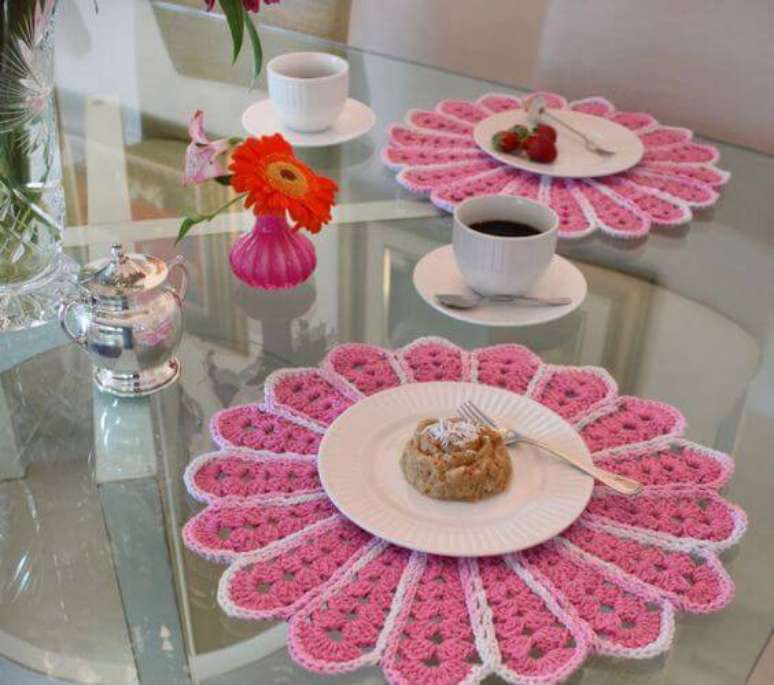 20. Para ado&ccedil;ar a sobremesa, o sousplat de croch&ecirc; em tons de rosa com degrad&ecirc;s.