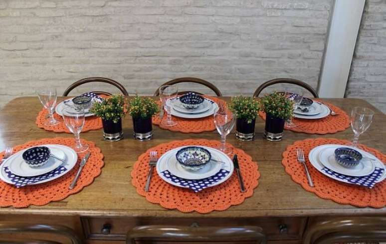 24. O sousplat laranja traz alegria para a mesa de jantar