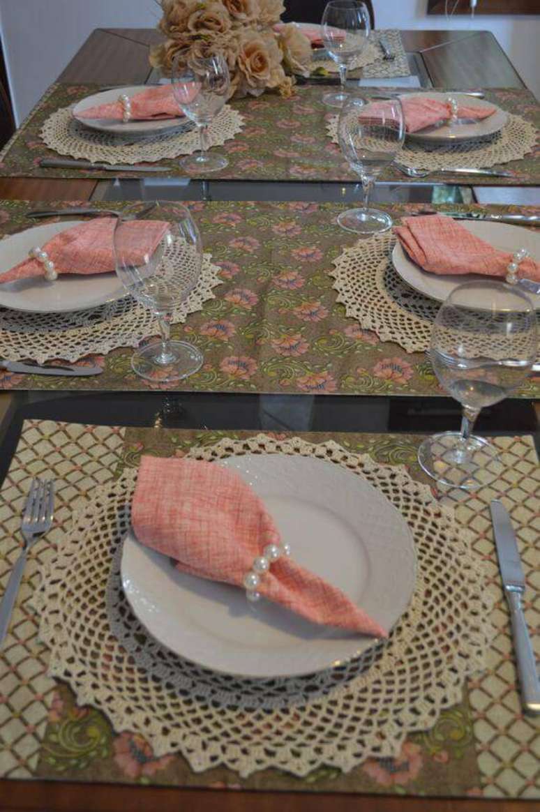 29. O sousplat em tons de nude comp&otilde;e uma mesa elegante com pontos de cor.