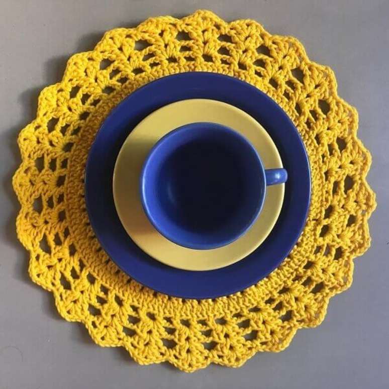 46- O sousplat de croch&ecirc; amarelo combina com o jogo de ch&aacute; azul com pires amarelo. Fonte: Pinterest