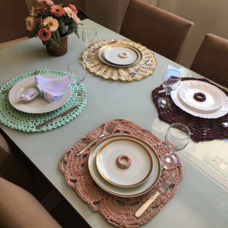 61- O jogo de sousplat de croch&ecirc; pode ter v&aacute;rias formas geom&eacute;tricas, cores e pontos diferentes. Fonte: Transbordando o Amor61- O jogo de sousplat de croch&ecirc; pode ter v&aacute;rias formas geom&eacute;tricas, cores e pontos diferentes. Fonte: Transbordando o Amor